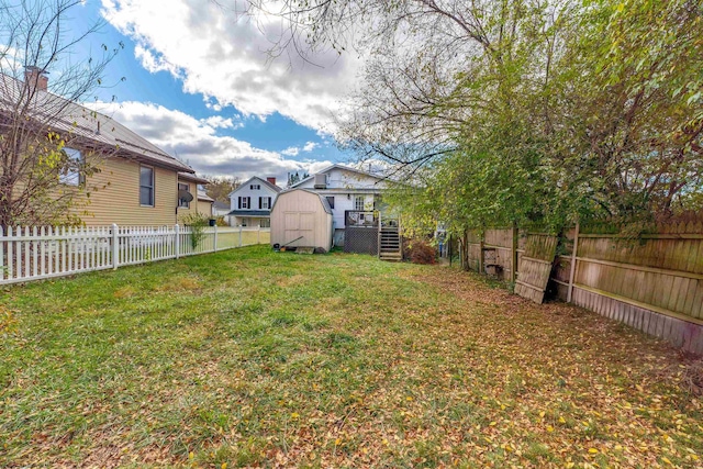 view of yard featuring a storage shed