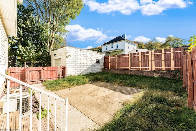 view of yard featuring a patio