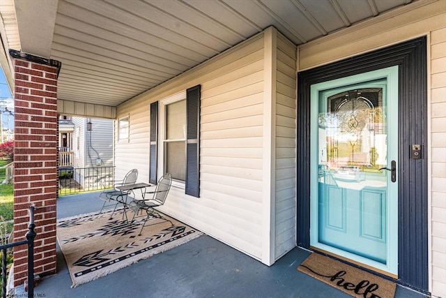 property entrance featuring a porch