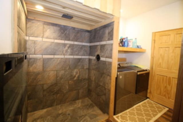 bathroom featuring tiled shower