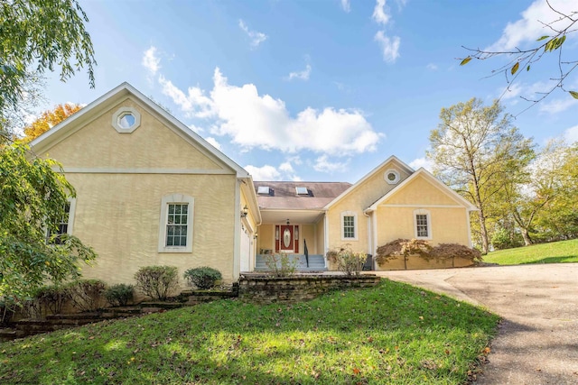 view of front of home featuring a front yard