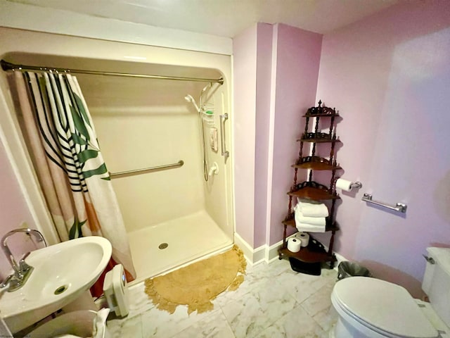 bathroom with curtained shower, toilet, and sink