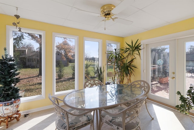 sunroom with ceiling fan