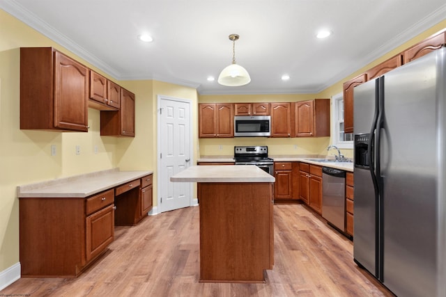 kitchen with appliances with stainless steel finishes, crown molding, decorative light fixtures, light hardwood / wood-style floors, and a kitchen island