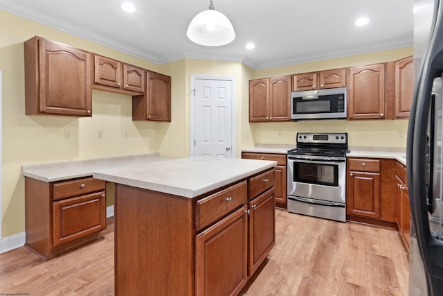 kitchen with appliances with stainless steel finishes, light hardwood / wood-style flooring, hanging light fixtures, and crown molding