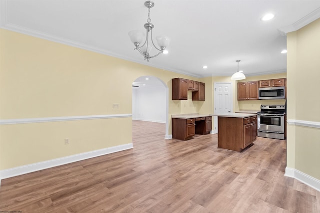 kitchen with appliances with stainless steel finishes, a center island, decorative light fixtures, and light hardwood / wood-style flooring