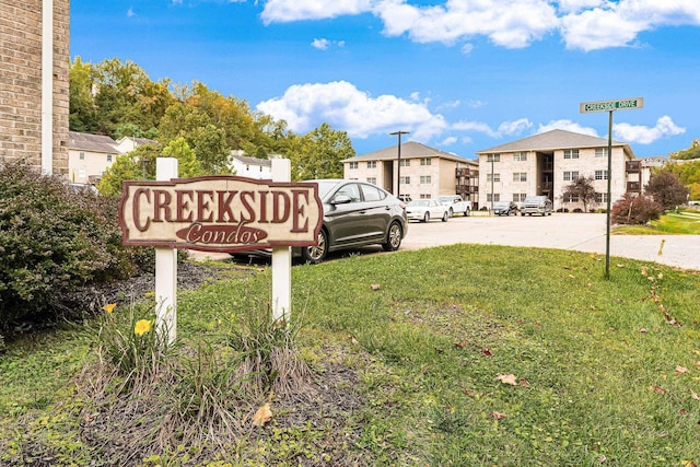 community sign featuring a yard