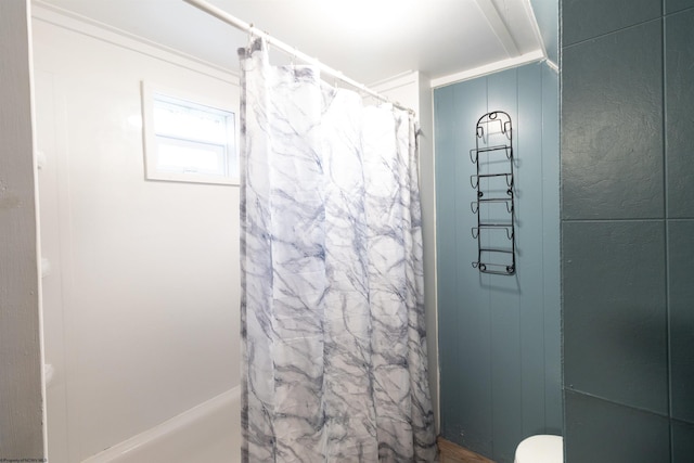 bathroom featuring shower / tub combo with curtain