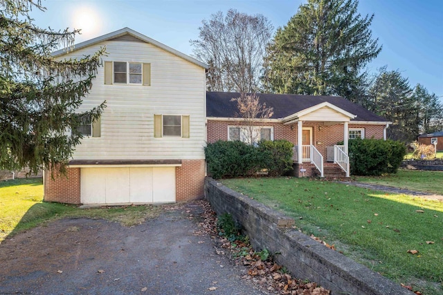 view of front of house featuring a front lawn