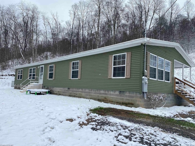 manufactured / mobile home featuring crawl space