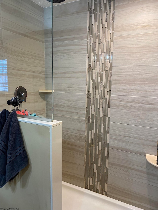 bathroom featuring tiled shower