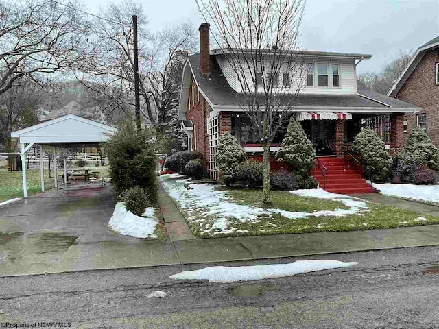 view of front of property featuring a carport