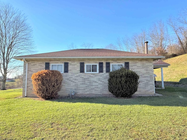 view of side of property featuring a yard