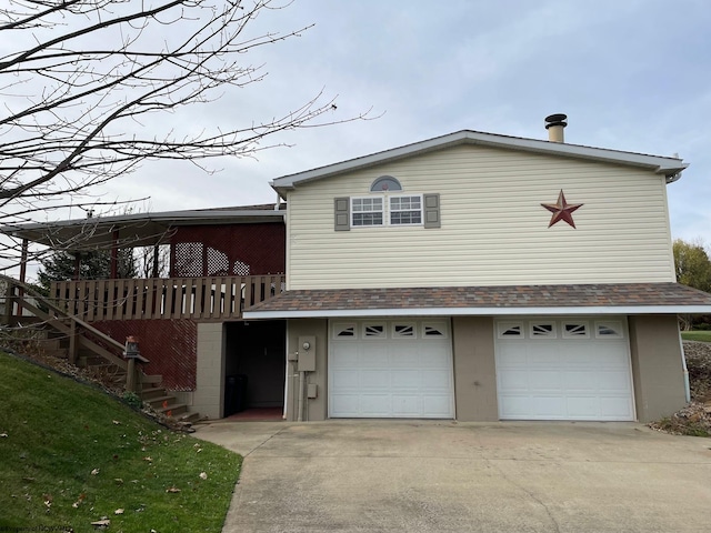 view of front facade featuring a garage