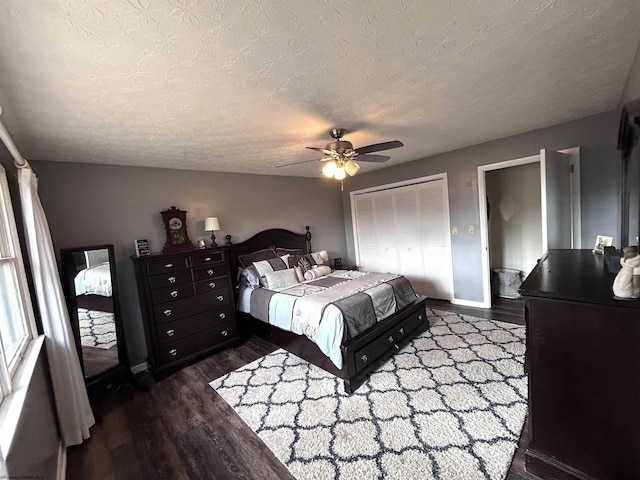 bedroom featuring a textured ceiling, dark hardwood / wood-style floors, and ceiling fan