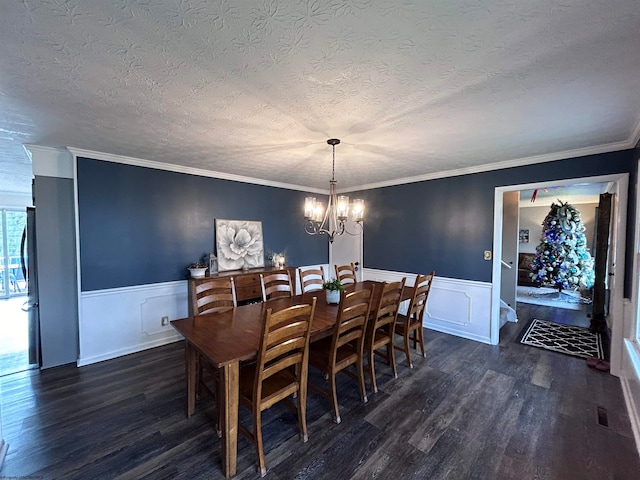 dining space featuring a textured ceiling, dark hardwood / wood-style floors, crown molding, and a notable chandelier