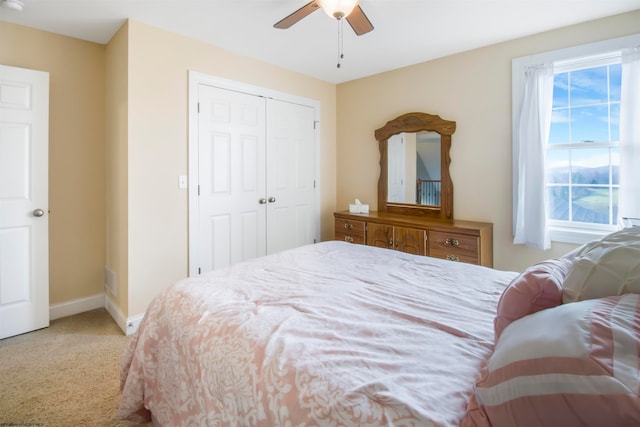 bedroom featuring carpet flooring, ceiling fan, and a closet