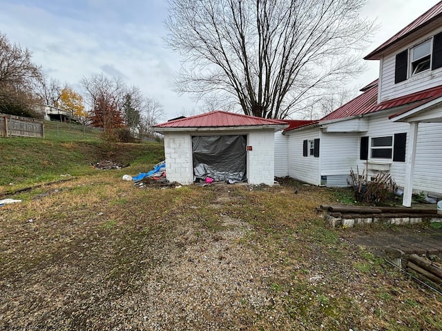 view of yard featuring an outbuilding