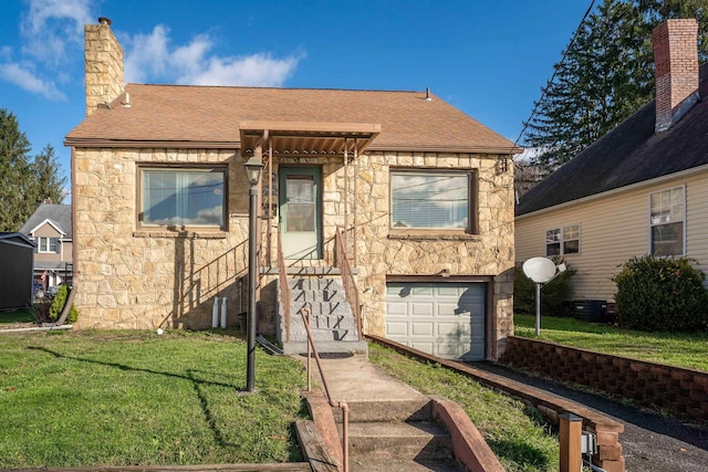 view of front facade featuring a garage and a front lawn