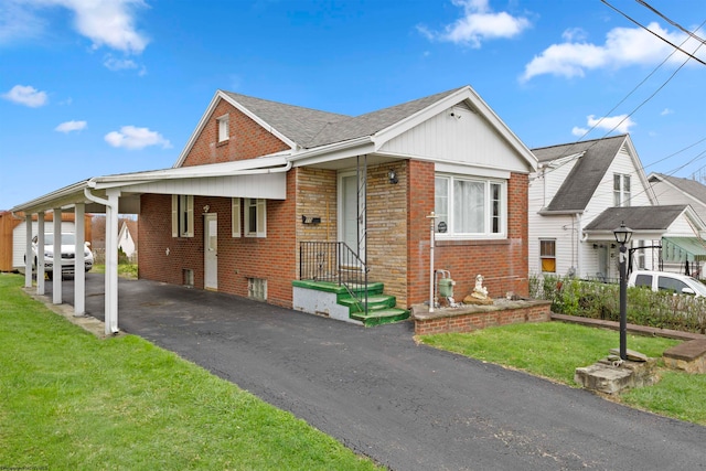 view of front of home featuring a carport and a front lawn