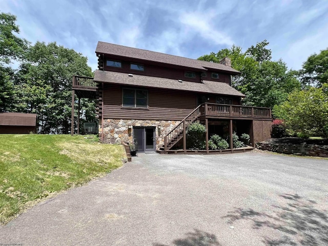 view of front of house featuring a deck and a front yard