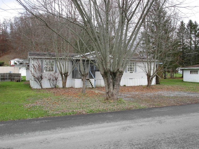 view of front of property featuring a front yard