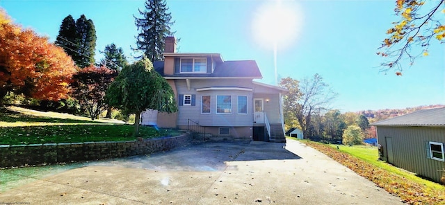 view of front of house featuring a front lawn