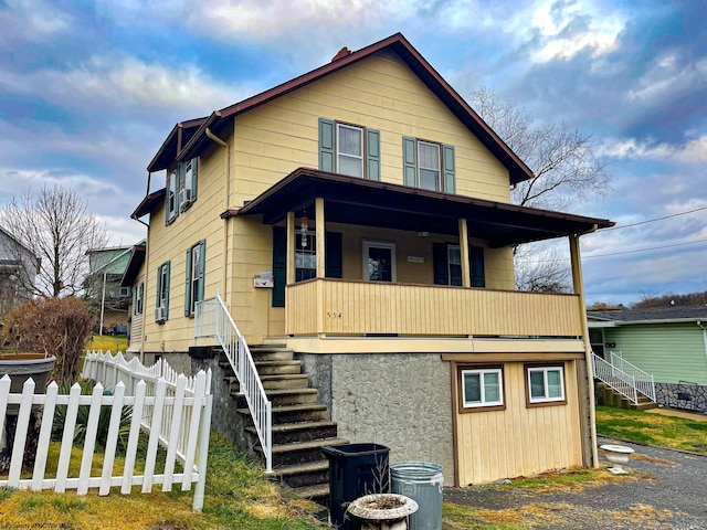 view of front of property featuring a balcony