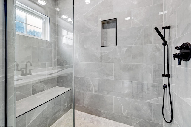 bathroom featuring a tile shower