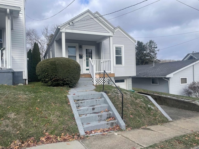 bungalow featuring a front yard