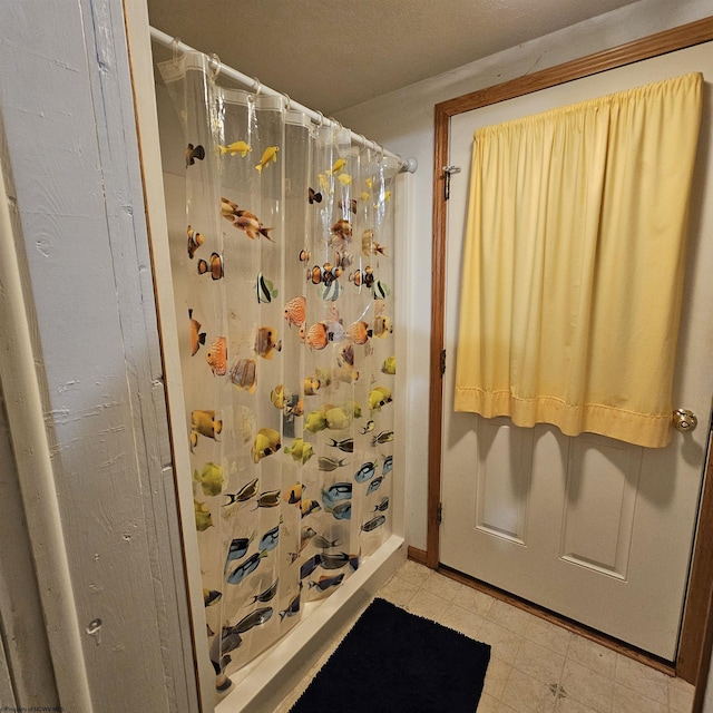 bathroom featuring a shower with shower curtain