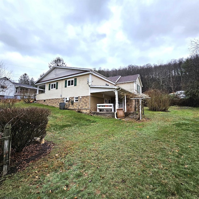 view of side of property featuring a lawn