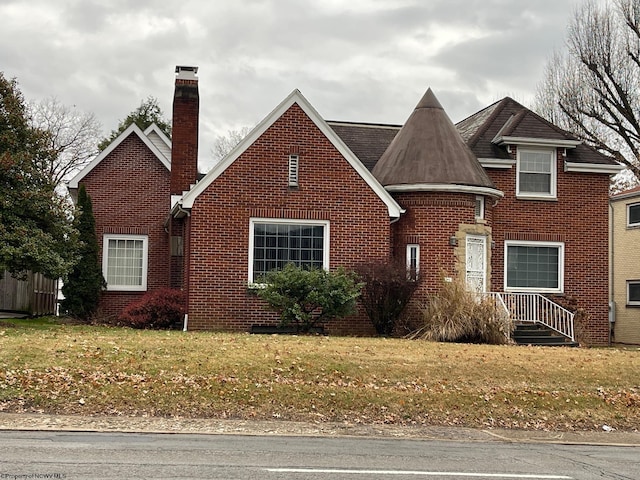 view of front of home with a front yard