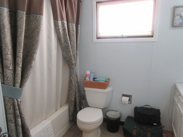 bathroom featuring shower / tub combo with curtain and toilet