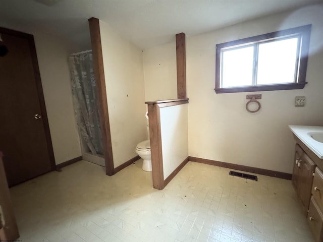 bathroom featuring a shower with curtain, vanity, and toilet