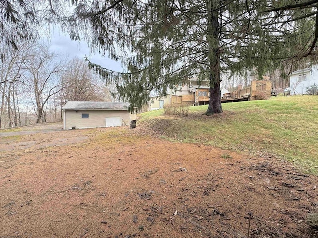 view of yard featuring an outdoor structure