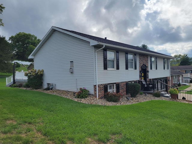 view of side of property featuring a lawn