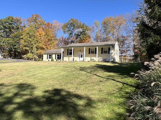 view of front facade with a front yard