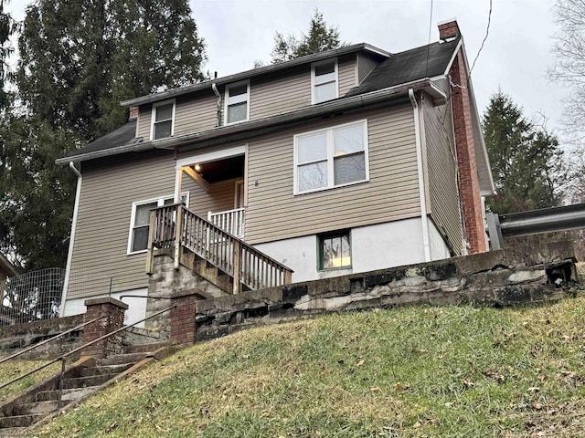 view of front of home with a front lawn