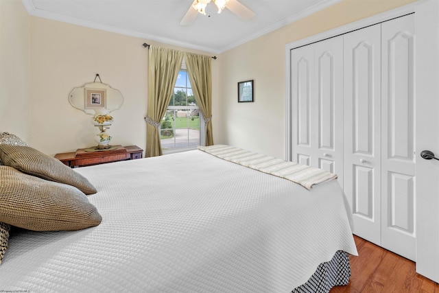 bedroom featuring ceiling fan, light wood-type flooring, crown molding, and a closet