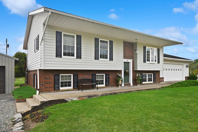 split foyer home featuring a front lawn