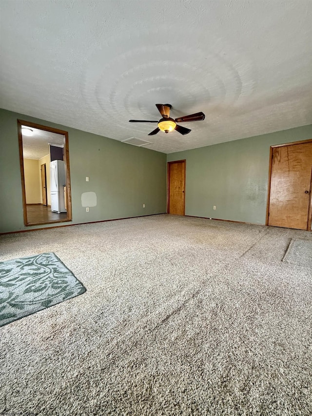 unfurnished room with a textured ceiling and ceiling fan