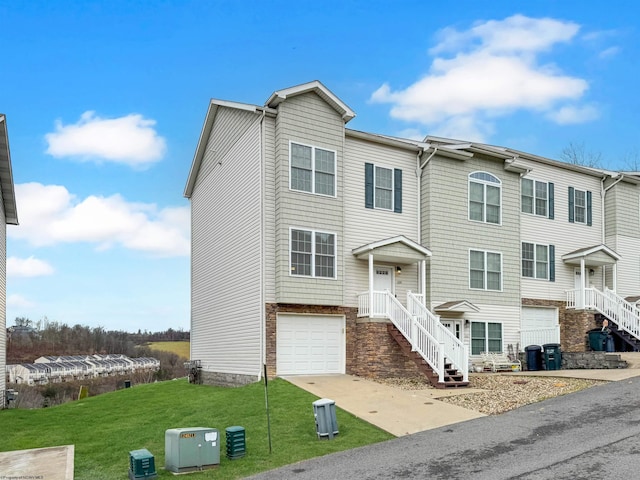 view of front facade featuring a front yard and a garage