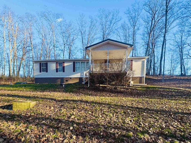 view of front of house featuring ceiling fan and a front yard