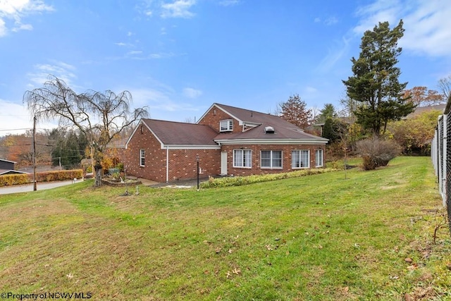 view of front of home featuring a front yard