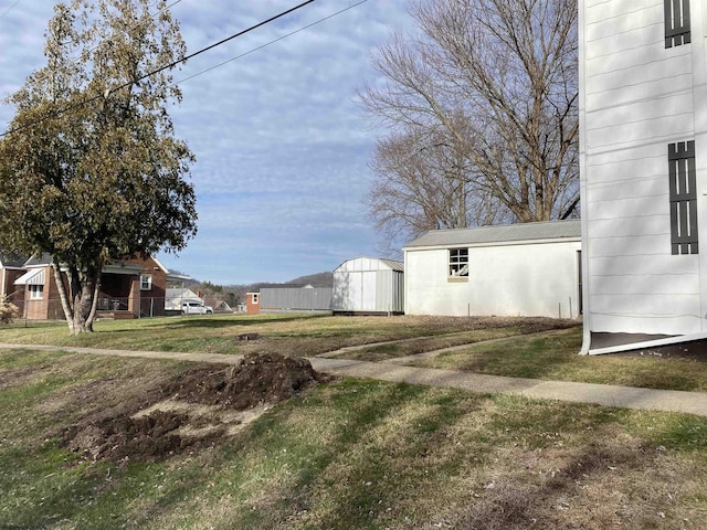 view of yard featuring a storage shed