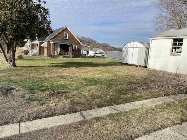 view of yard featuring a storage unit