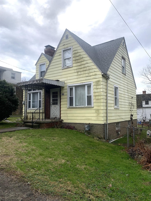 view of front of home featuring a front yard