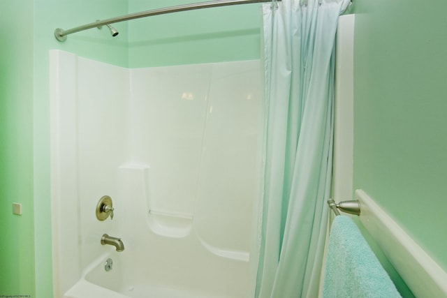 bathroom with shower / bath combo