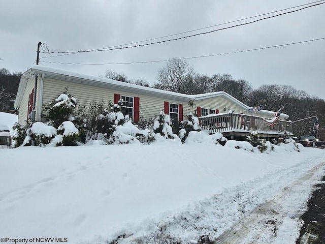 view of front of property featuring a deck